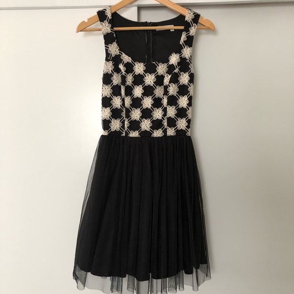 Jun & Ivy Dresses & Skirts - Jun & Ivy B/W Tulle floral Dress, super cute! 🤩
